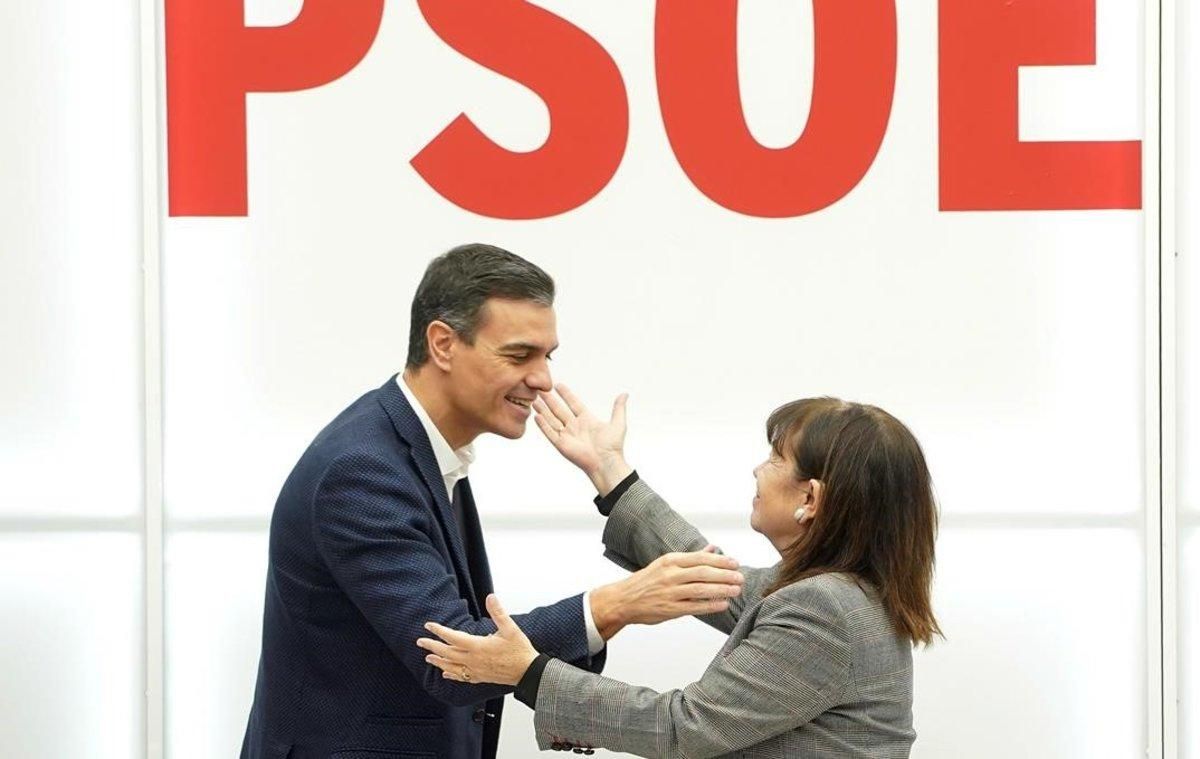 Pedro Sánchez saluda a Cristina Narbona, presidenta del PSOE, antes de la reunión de la ejecutiva del partido, este lunes. Pedro Sánchez saluda a Cristina Narbona, presidenta del PSOE, antes de la reunión de la ejecutiva del partido, este lunes.