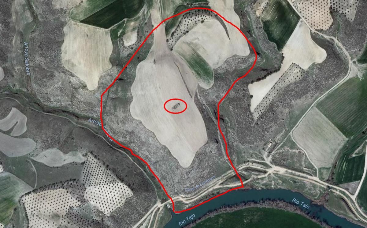 Vista aérea del cerro donde se hallan los restos arqueológicos de Caraca, con la ermita que se levanta sobre el templo en el centro. Vista aérea del cerro donde se hallan los restos arqueológicos de Caraca, con la ermita que se levanta sobre el templo en el centro.
