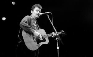 Mor el cantautor country-folk John Prine víctima del coronavirus
