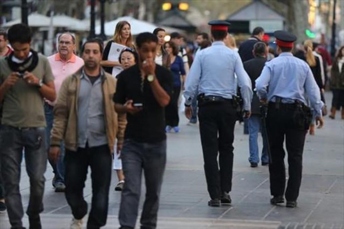 Dos mossos, en las Ramblas de Barcelona. Dos mossos, en las Ramblas de Barcelona.