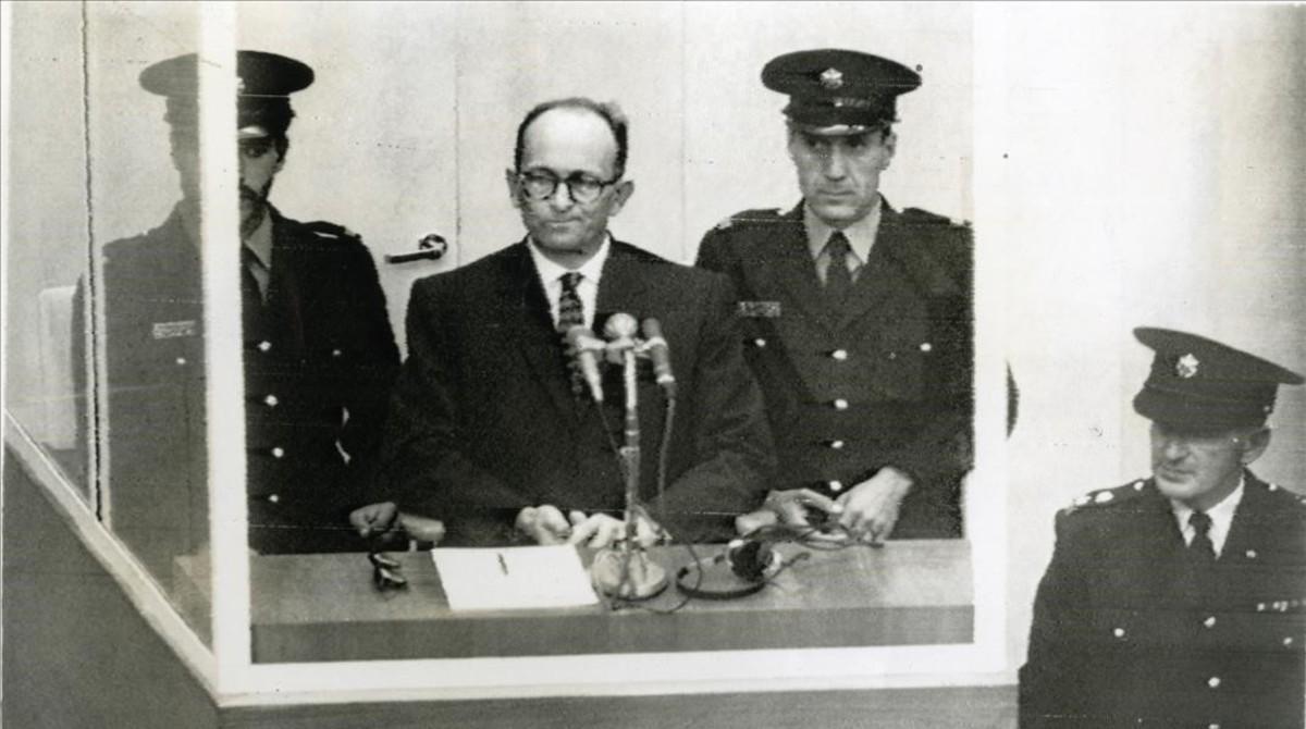 Eichmann, en la jaula acristalada, durante el juicio al que fue sometido en Israel en 1961. 