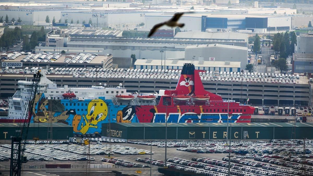 Barco con el dibujo de Piolín donde se aloja la Policia Nacional  y la Guardia Civil  atracado en el puerto de Barcelona