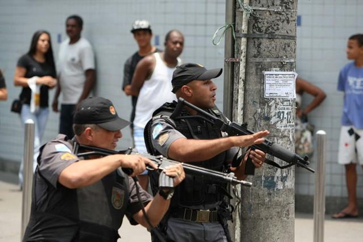 Policías patrullan en la favela Vila Cruzeiro en Río de Janeiro. Policías patrullan en la favela Vila Cruzeiro en Río de Janeiro.