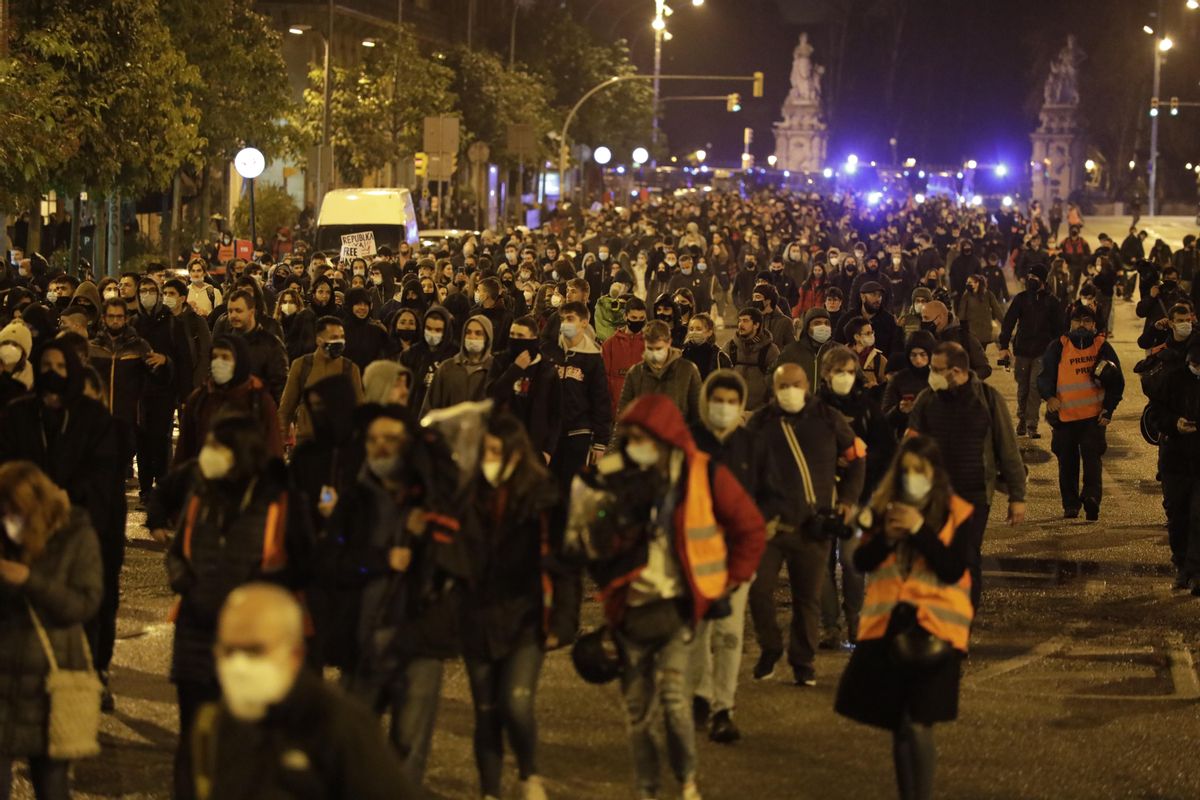 Manifestantes a la altura de Arc de Triomf en el séptimo día de protestas. FERRAN NADEU Manifestantes a la altura de Arc de Triomf en el séptimo día de protestas. FERRAN NADEU