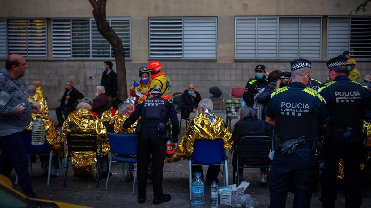 Un incendi en una residència de gent gran de la Barceloneta causa dos ferits i obliga a una evacuació