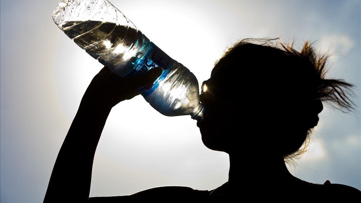 Una joven bebe agua.