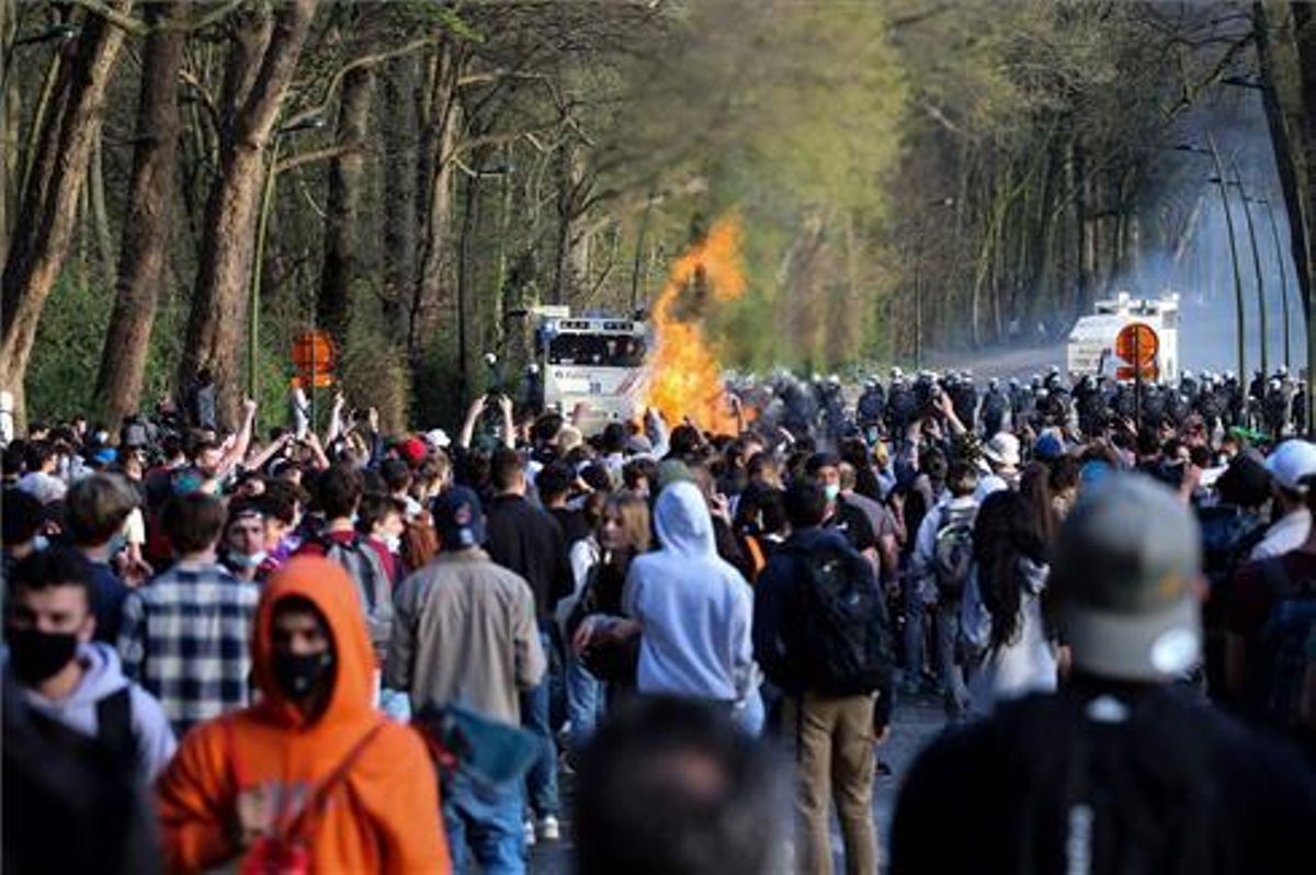 Agentes de la Policía belga se enfrentan a manifestantes en el parque Bois de la Cambre. Agentes de la Policía belga se enfrentan a manifestantes en el parque Bois de la Cambre.