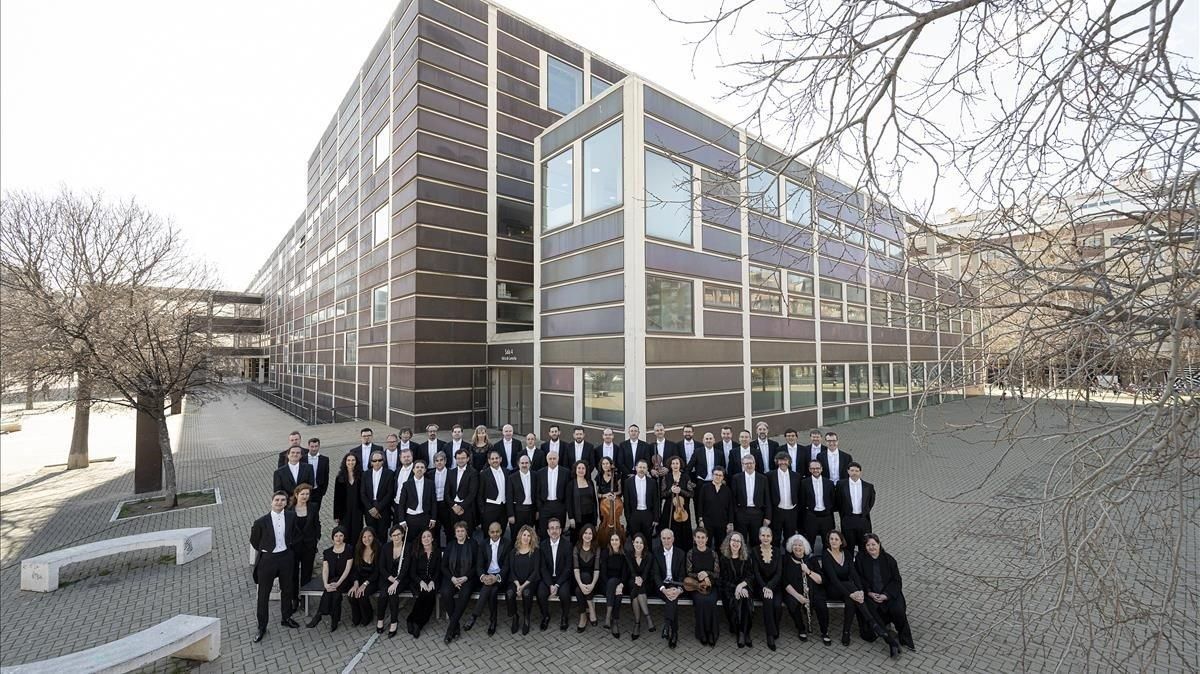 Los músicos de la Orquestra Sinfònica de Barcelona i Nacional de Catalunya (OBC) frente al Auditori, su sede. Los músicos de la Orquestra Sinfònica de Barcelona i Nacional de Catalunya (OBC) frente al Auditori, su sede.