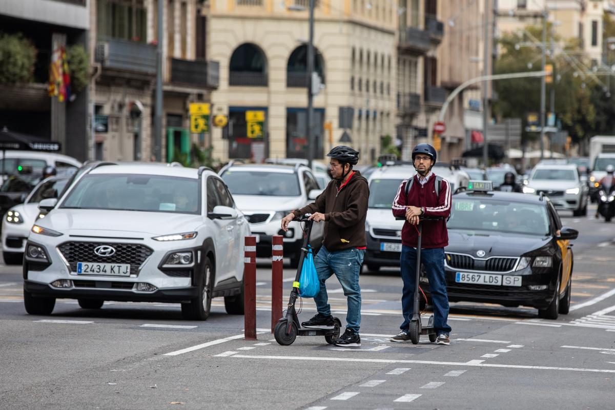 Usuarios de patinetes eléctricos por las calles de Barcelona