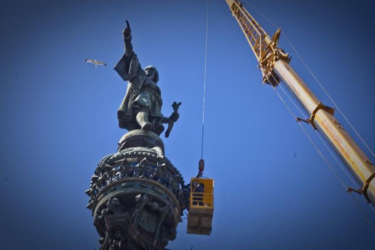 Los bomberos de Barcelona rescatan a unos turistas atrapados en la estatua de Colón. Los bomberos de Barcelona rescatan a unos turistas atrapados en la estatua de Colón.