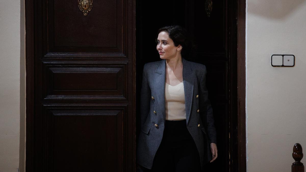 Ayuso promete ahora oficinas de atención a los familiares de las residentncias de mayores