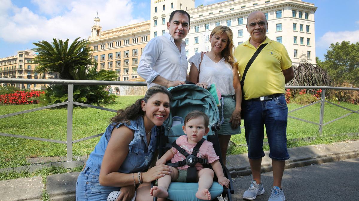 Diana Cortés posando con su familia en el centro de Barcelona.