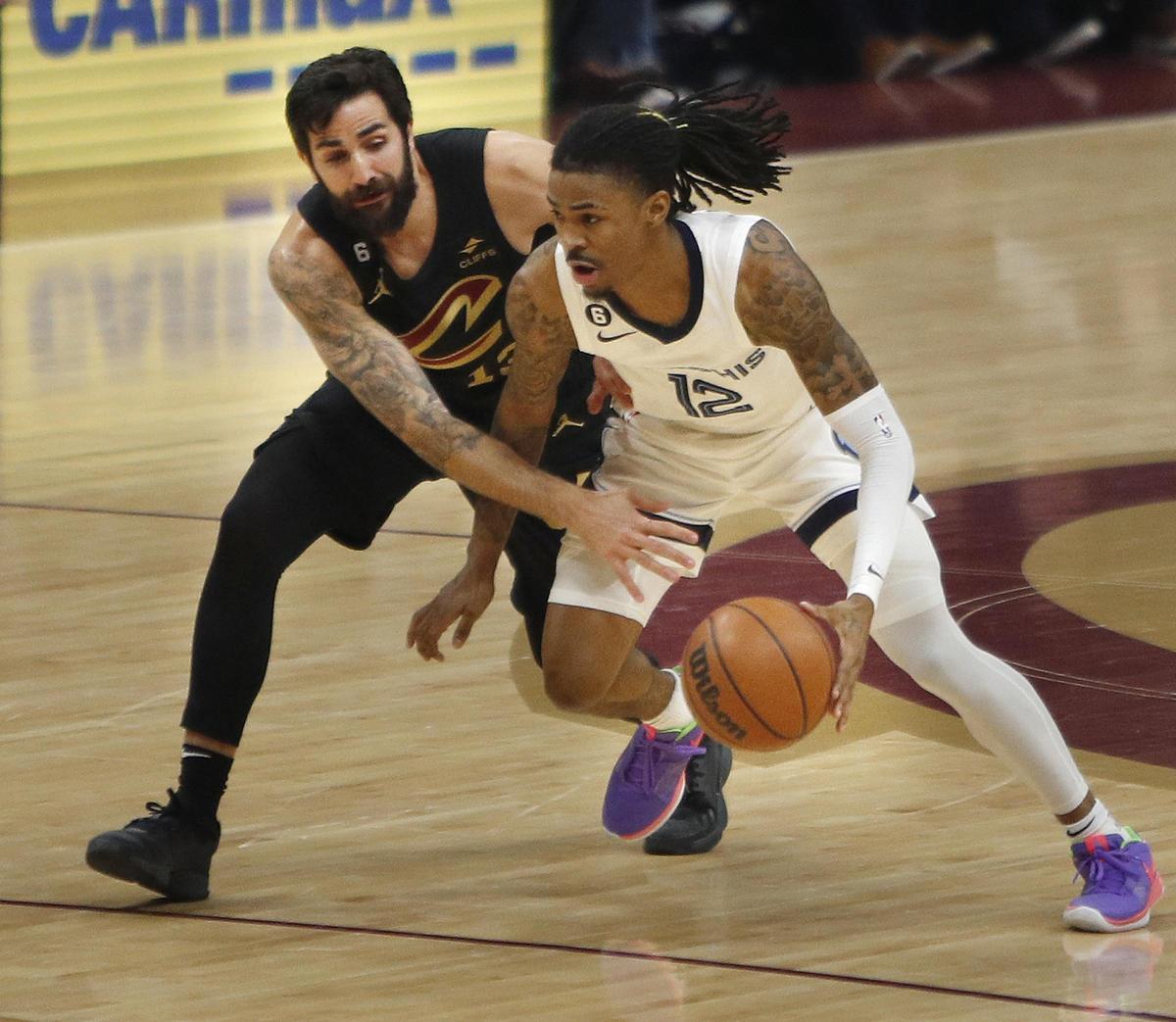 Ricky Rubio disputa el balón con Ja Morant en el partido jugado en Cleveland. Ricky Rubio disputa el balón con Ja Morant en el partido jugado en Cleveland.