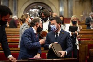 El ’president’ Pere Aragonès y el ’conseller’ de Economia, Jaume Giró, en el Parlament.