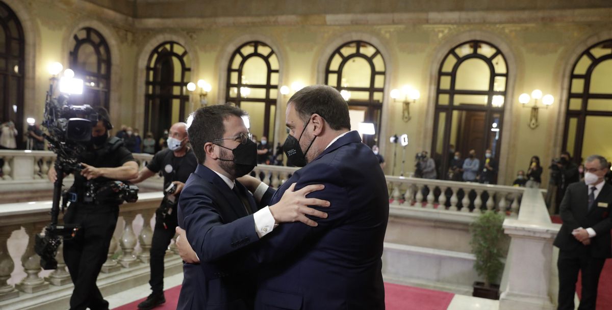 Pere Aragonès, el nuevo president de la Generalitat, felicitado por Oriol Junqueras. Pere Aragonès, el nuevo president de la Generalitat, felicitado por Oriol Junqueras.