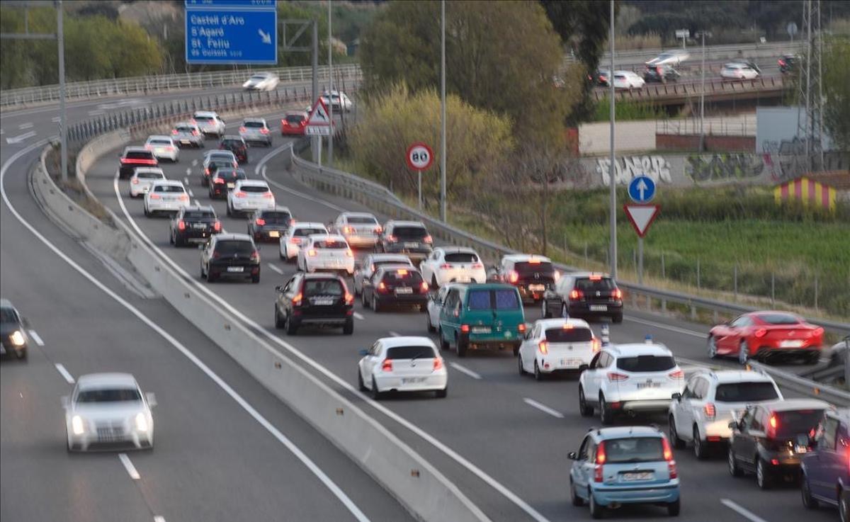 Tráfico lento en la C-31 a la altura de Platja d’Aro, en la tarde del domingo 4 de abril. Tráfico lento en la C-31 a la altura de Platja d’Aro, en la tarde del domingo 4 de abril.