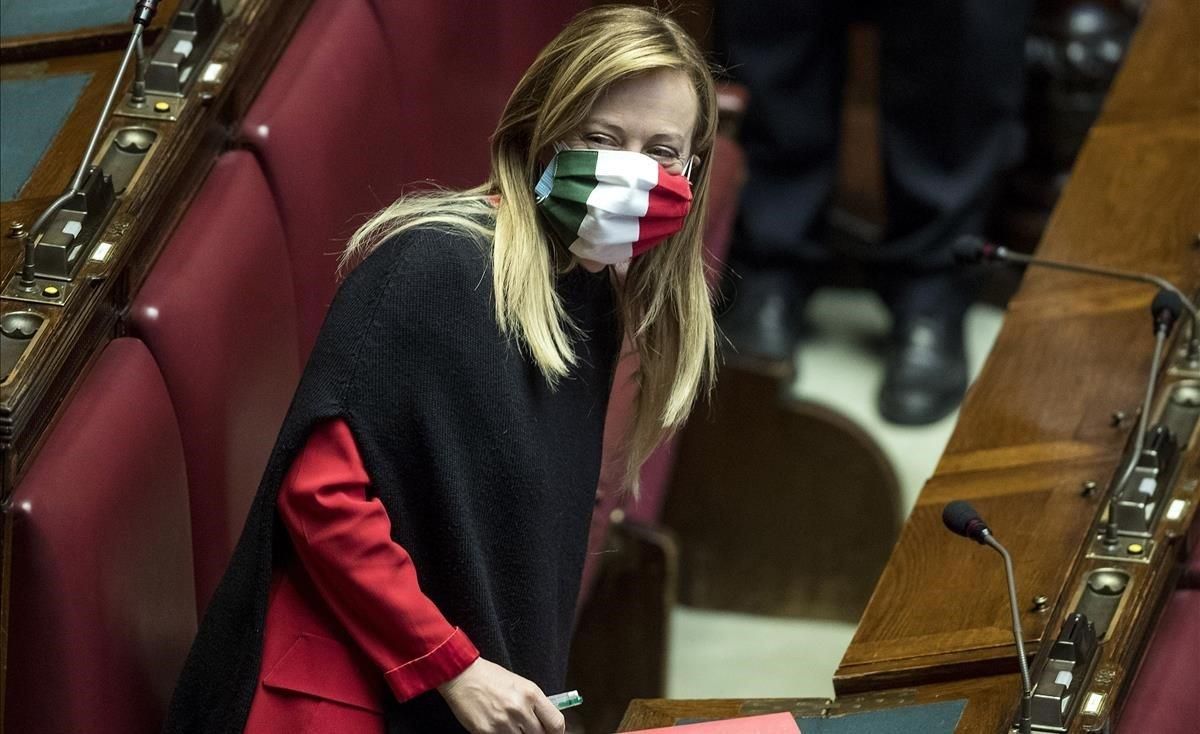 La líder de la formación Hermanos de Italia, Giorgia Meloni, usa una máscara con los colores de la bandera italiana durante una sesión del Parlamento italiano, en Roma el 16 de abril. La líder de la formación Hermanos de Italia, Giorgia Meloni, usa una máscara con los colores de la bandera italiana durante una sesión del Parlamento italiano, en Roma el 16 de abril.