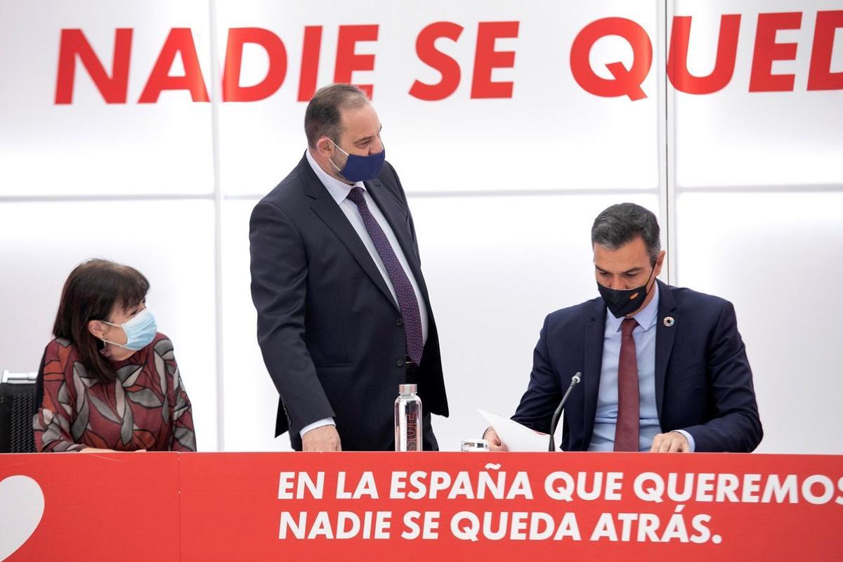 Pedro Sánchez, con el secretario de Organización del PSOE y ministro de Transportes, José Luis Ábalos, y la presidenta del partido, Cristina Narbona, este 7 de septiembre en la sede de Ferraz. 