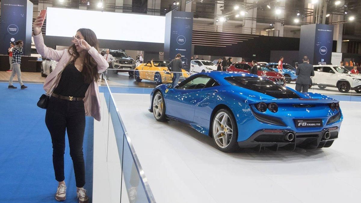 Una mujer se hace un ’selfie’ junto al Ferrari F8 Tributo. Una mujer se hace un ’selfie’ junto al Ferrari F8 Tributo.