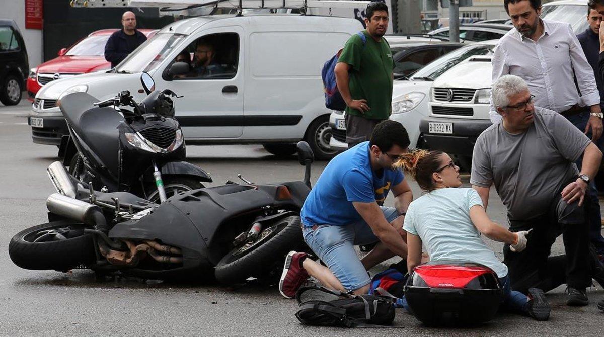 Imagen de archivo de un accidente de moto en Barcelona.