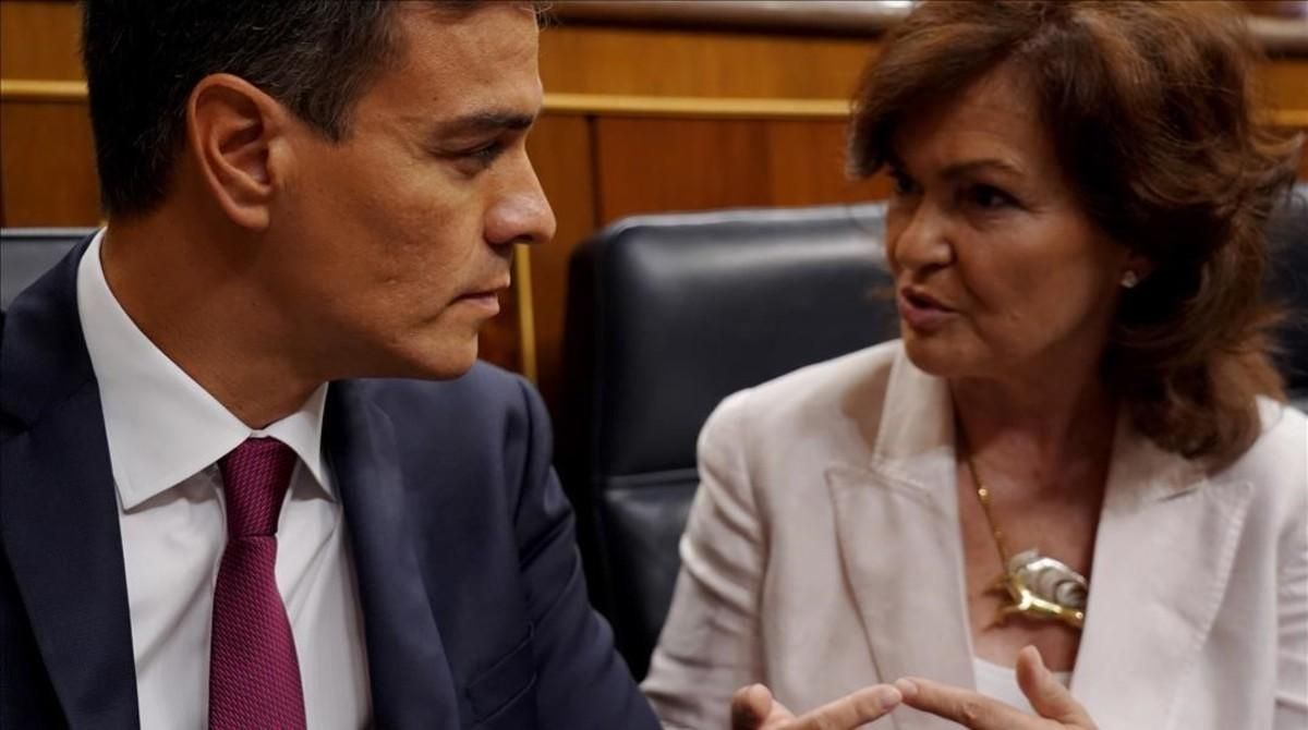 Pedro Sánchez y Carmen Calvo, este miércoles en el Congreso. Pedro Sánchez y Carmen Calvo, este miércoles en el Congreso.