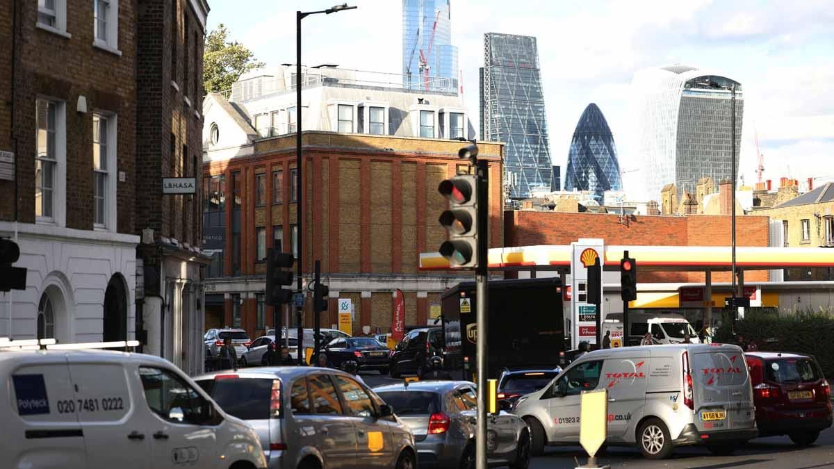 Cola de vehículos para repostar gasolina en una estación de servicio en Londres. Cola de vehículos para repostar gasolina en una estación de servicio en Londres.