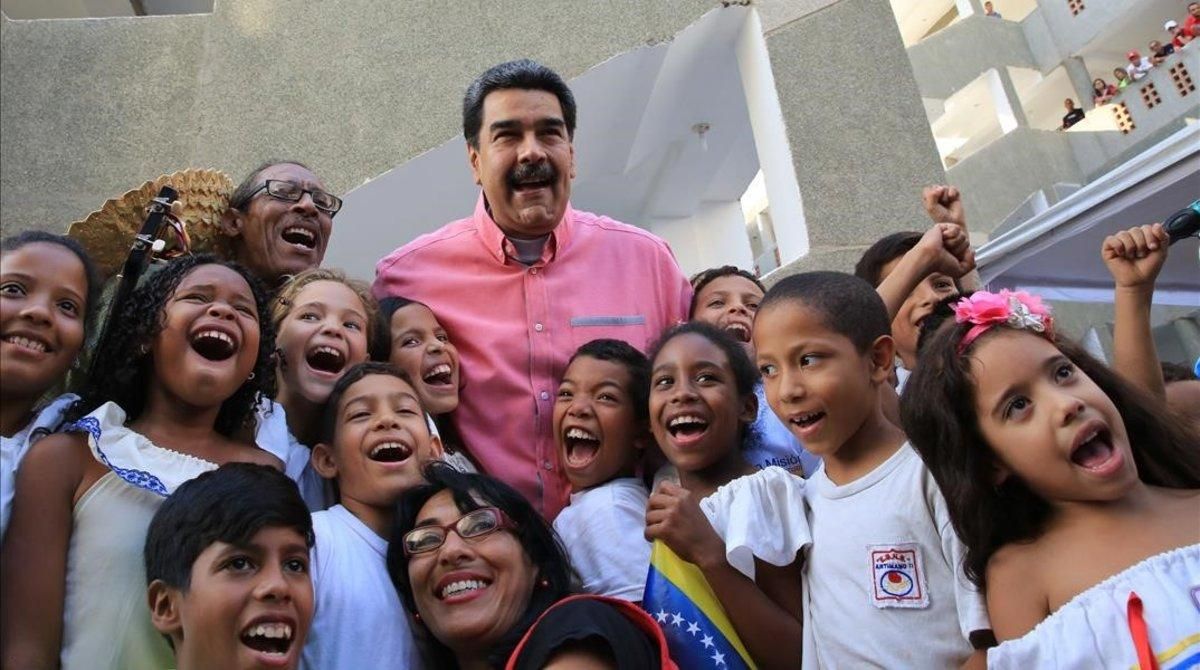 Nicolás Maduro en un acto con niños de familias pobres en el palacio de Miraflores. Nicolás Maduro en un acto con niños de familias pobres en el palacio de Miraflores.