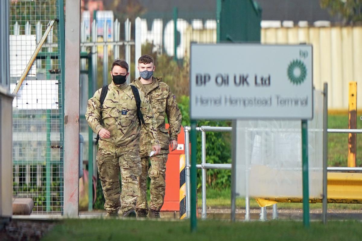 Dos soldados británicos llegan a una terminal de almacenaje de gasolina en Hertfordshire para participar en el transporte de combustible a las áreas de servicio, este lunes.