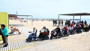 Protesta de personas con discapacidad por el retraso en el baño asistido en las playas de Barcelona.