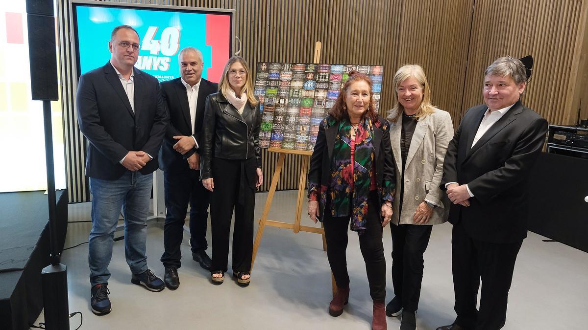 Francesc Cano, Jordi Borda, Rosa Romà, Eugènia Balcells, Àngels Ponsa y Sigfrid Gras, este martes, en el Recinte Modernista Sant Pau con la obra conmemorativa de los 40 años de TV-3 y Catalunya Ràdio. 