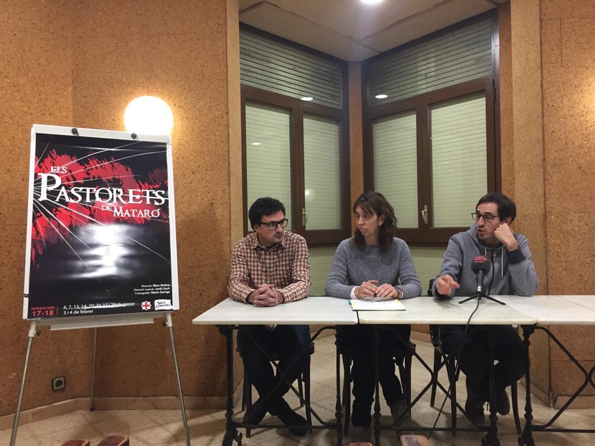 De izquierda a derecha, Enric Punsola, autor del cartel de Els Pastorets de 2018; Anna Gené, presidenta de Sala Cabanyes; y Marc Molina, el nuevo director del emblemático espectáculo de las Navidades en Mataró. De izquierda a derecha, Enric Punsola, autor del cartel de Els Pastorets de 2018; Anna Gené, presidenta de Sala Cabanyes; y Marc Molina, el nuevo director del emblemático espectáculo de las Navidades en Mataró.