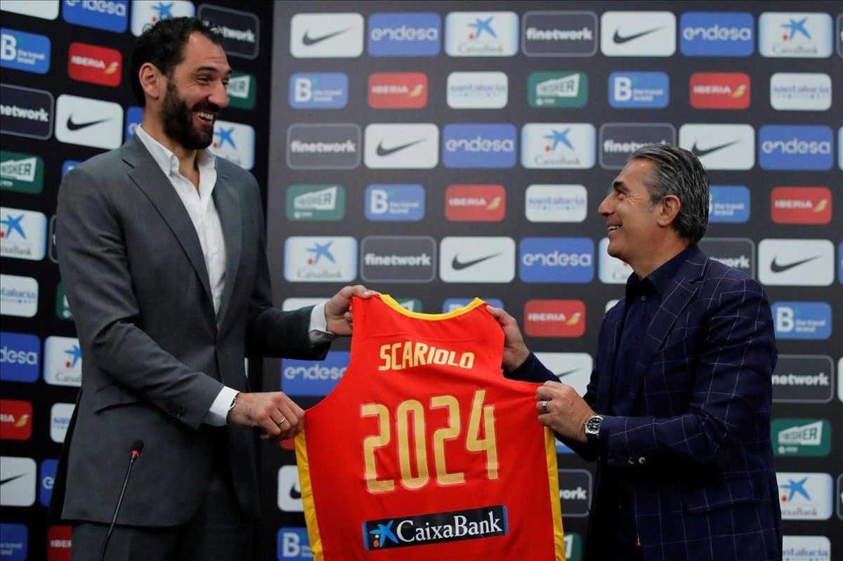 Jorge Garbajosa, presidente de la Federación, posa con Sergio Scariolo en el acto en el que se ha anunciado su continuidad Jorge Garbajosa, presidente de la Federación, posa con Sergio Scariolo en el acto en el que se ha anunciado su continuidad