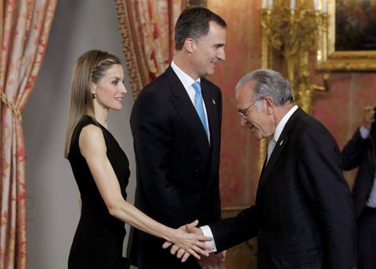Los Príncipes saludan al presidente del grupo La Caixa, Isidre Fainé, el pasado día 10, en el Palacio Real de Madrid. Los Príncipes saludan al presidente del grupo La Caixa, Isidre Fainé, el pasado día 10, en el Palacio Real de Madrid.
