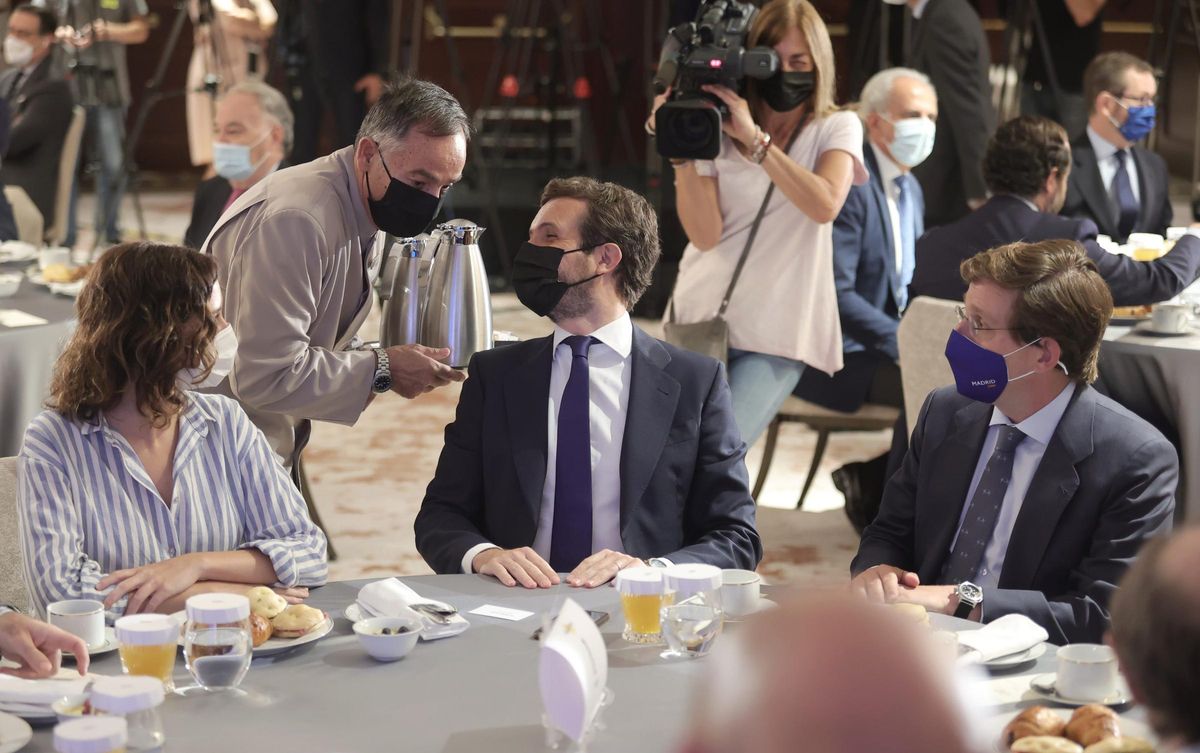 Ayuso, Casado y Almeida, este martes, en un desayuno informativo en Madrid. Ayuso, Casado y Almeida, este martes, en un desayuno informativo en Madrid.