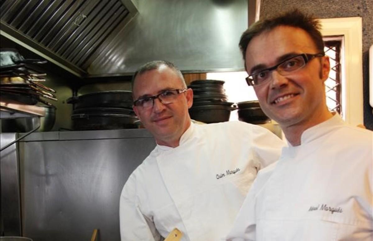 En primer término, Manel Marquès, cocinero jefe del Suquet de l’Almirall, junto al propietario del restaurante, Quim Marquès.