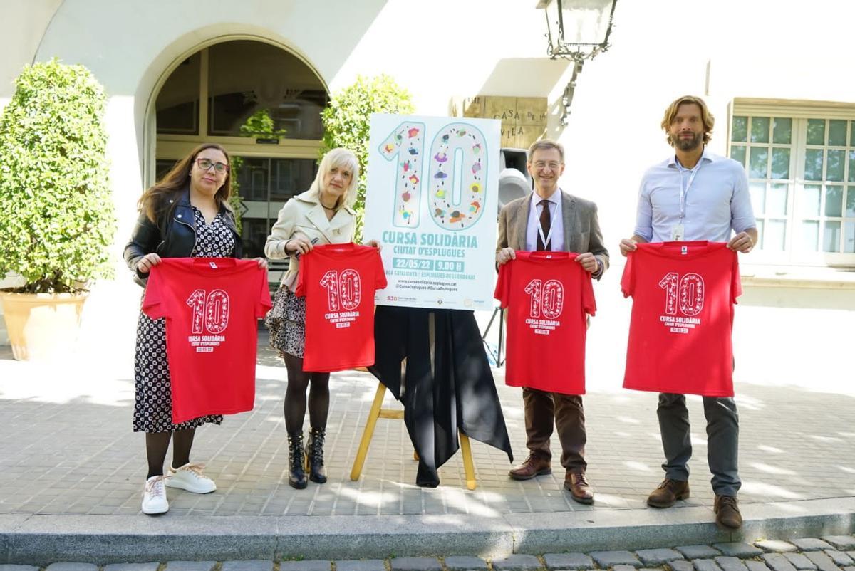 Presentación de las camisetas del décimo aniversario de la Carrera Solidaria