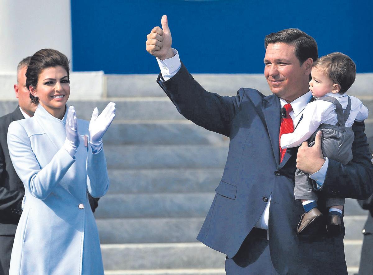 Casey DeSantis junto a su marido, Ron DeSantis, tras ser nombrado gobernador de Florida en 2019
