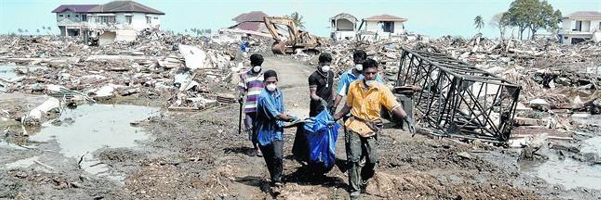 Voluntarios trasladan cadáveres de Ule Lhee, en Banda Aceh, en enero del 2005. Voluntarios trasladan cadáveres de Ule Lhee, en Banda Aceh, en enero del 2005.