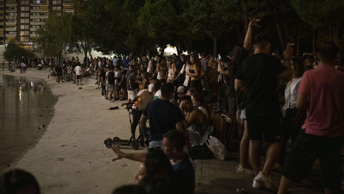 Botellones masivos en el parque de la Espanya Industrial, durante las fiestas de Sants. Botellones masivos en el parque de la Espanya Industrial, durante las fiestas de Sants.