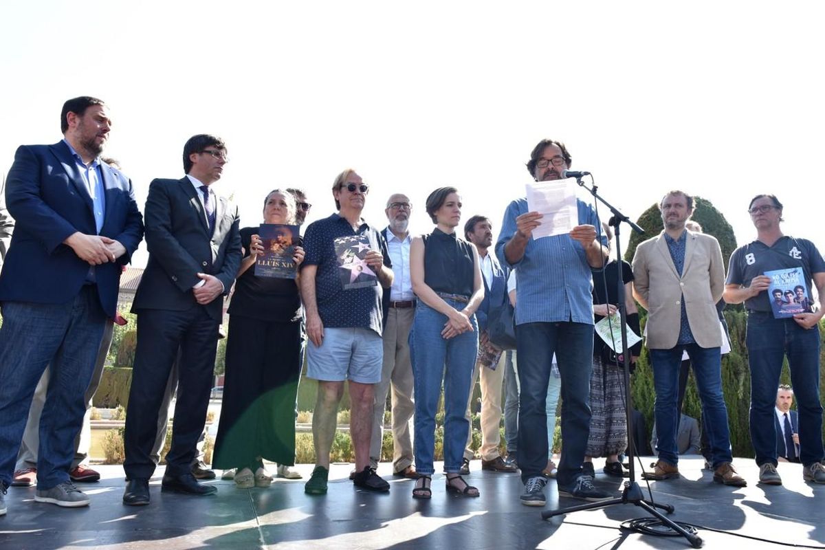 El actor Abel Folk, leyendo el manifiesto sobre el canon digital catalán, ante el Parlament, con la presencia de los miembros del Govern. El actor Abel Folk, leyendo el manifiesto sobre el canon digital catalán, ante el Parlament, con la presencia de los miembros del Govern.
