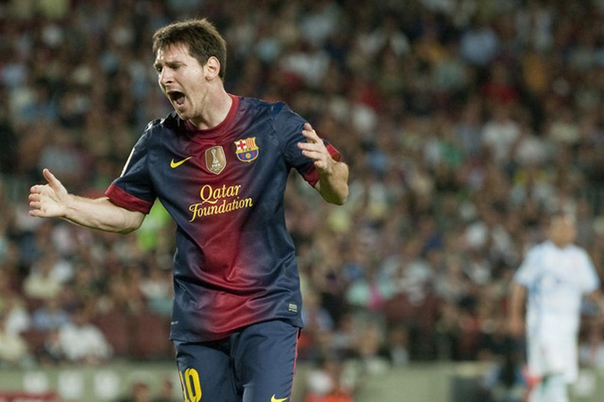 Leo Messi se lamenta de una asistencia de Villa, durante el partido ante el Granada.