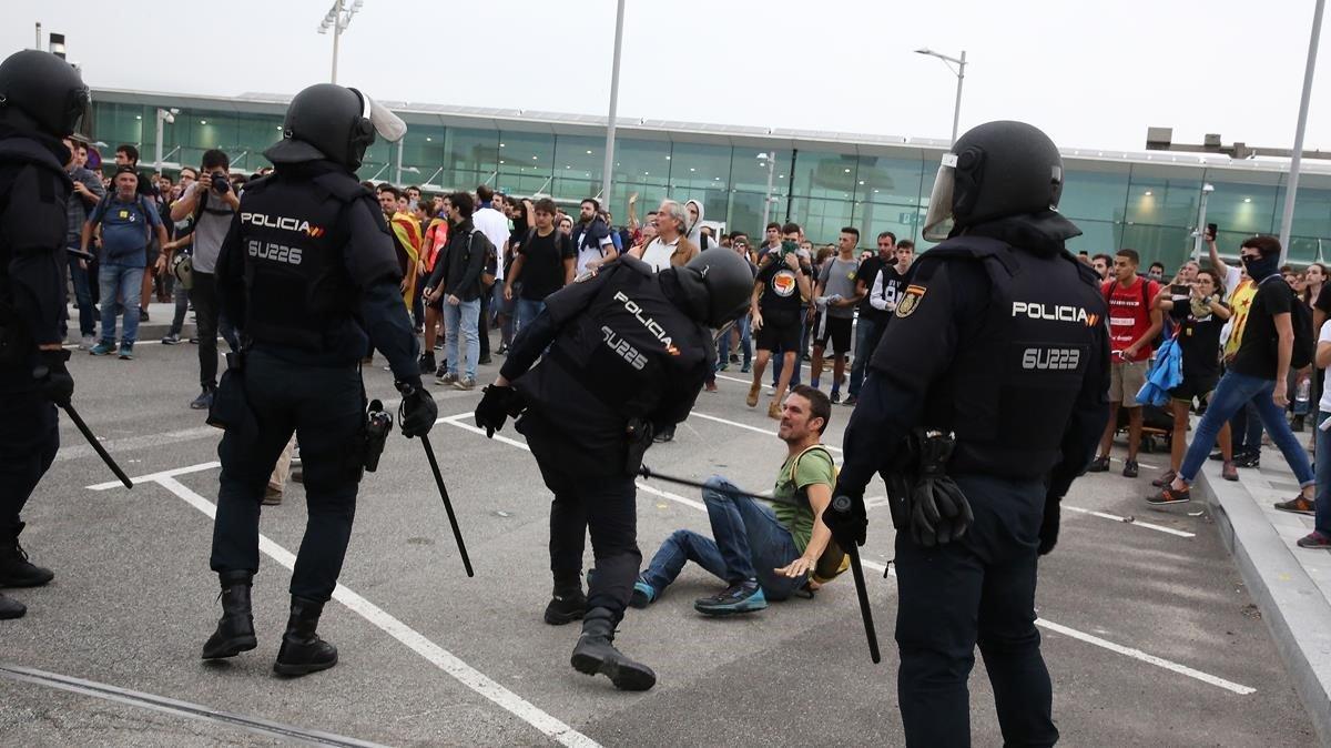 Agentes de la Policía Nacional, durante los enfrentamientos en el aeropuerto de El Prat.