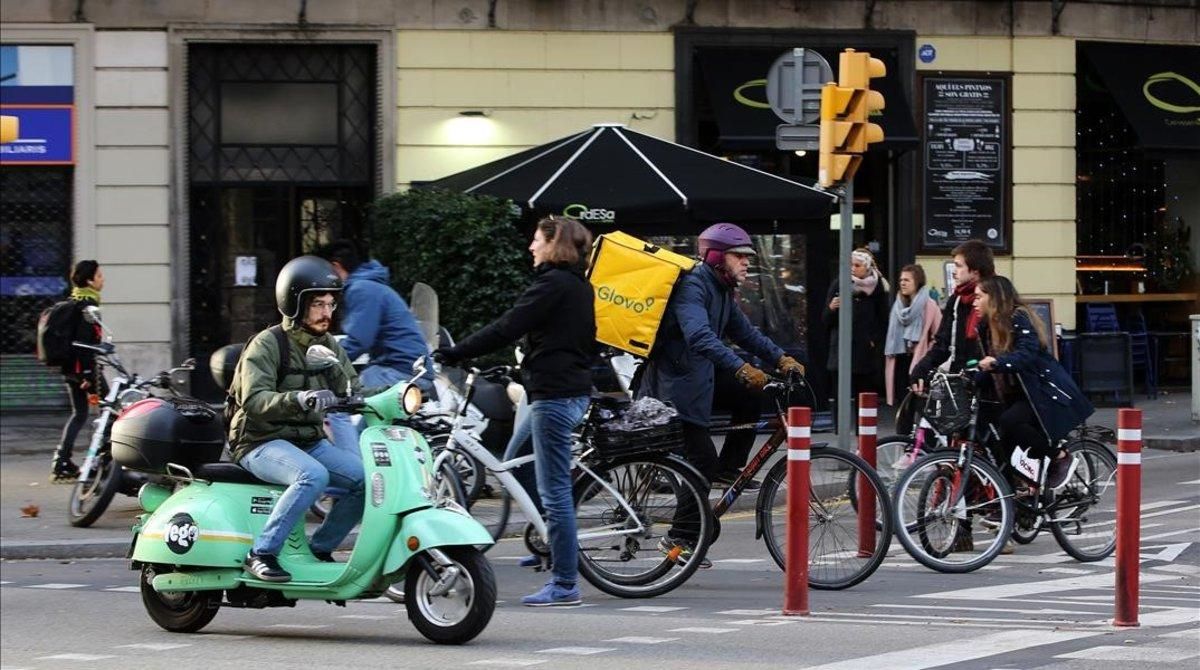 ’Motosharing’ y bicis en Barcelona. ’Motosharing’ y bicis en Barcelona.