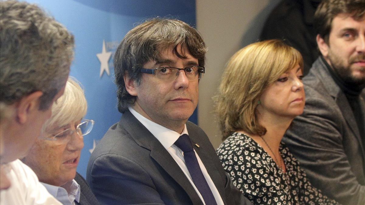 Carles Puigdemont, en el Centro de Prensa de Bruselas, junto a varios ’exconsellers’ el pasado 31 de octubre.