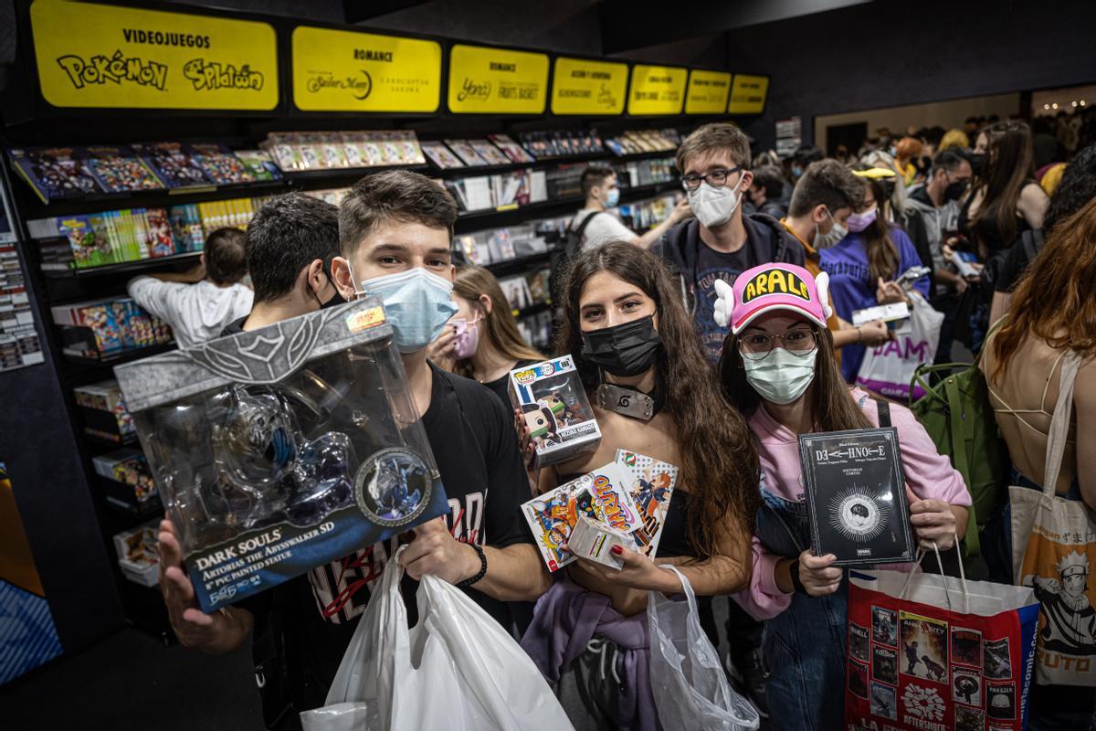 Jóvenes ’otakus’, con sus compras en el Manga Barcelona 2021. 