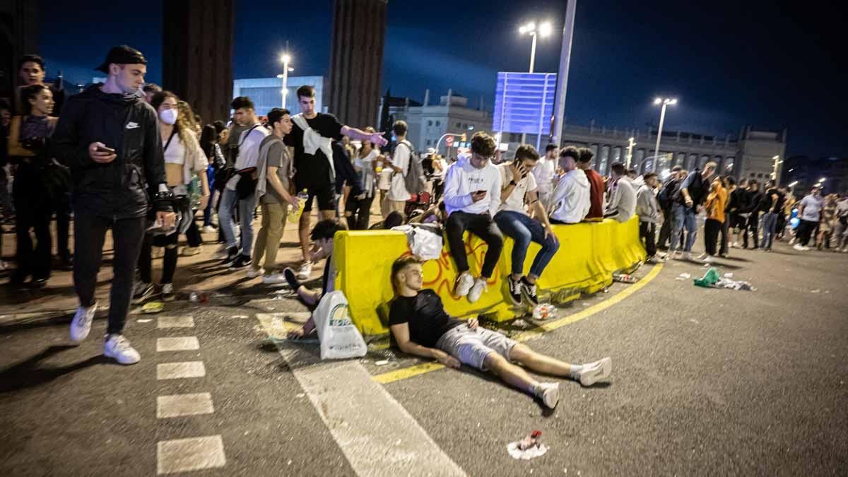 Botellón en la plaza de España de Barcelona. Botellón en la plaza de España de Barcelona.