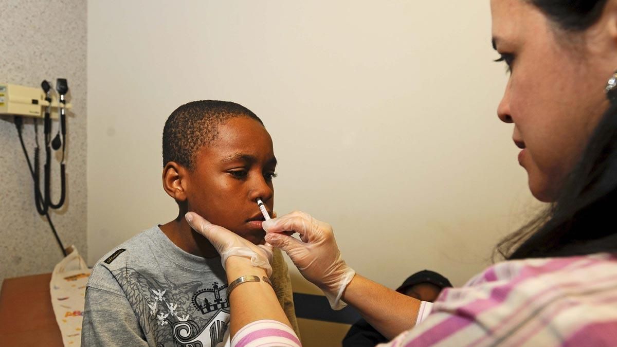 Un niño recibe una vacuna por vía nasal, en un centro médico de Chicago. Un niño recibe una vacuna por vía nasal, en un centro médico de Chicago.