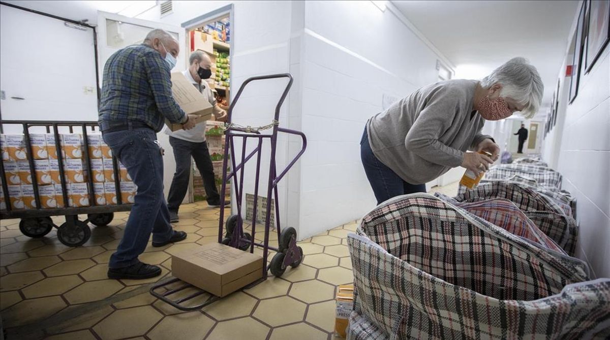 Un pequeño grupo de voluntarios preparara bolsas de alimentos recogidos por, en y para el barrio. Un pequeño grupo de voluntarios preparara bolsas de alimentos recogidos por, en y para el barrio.