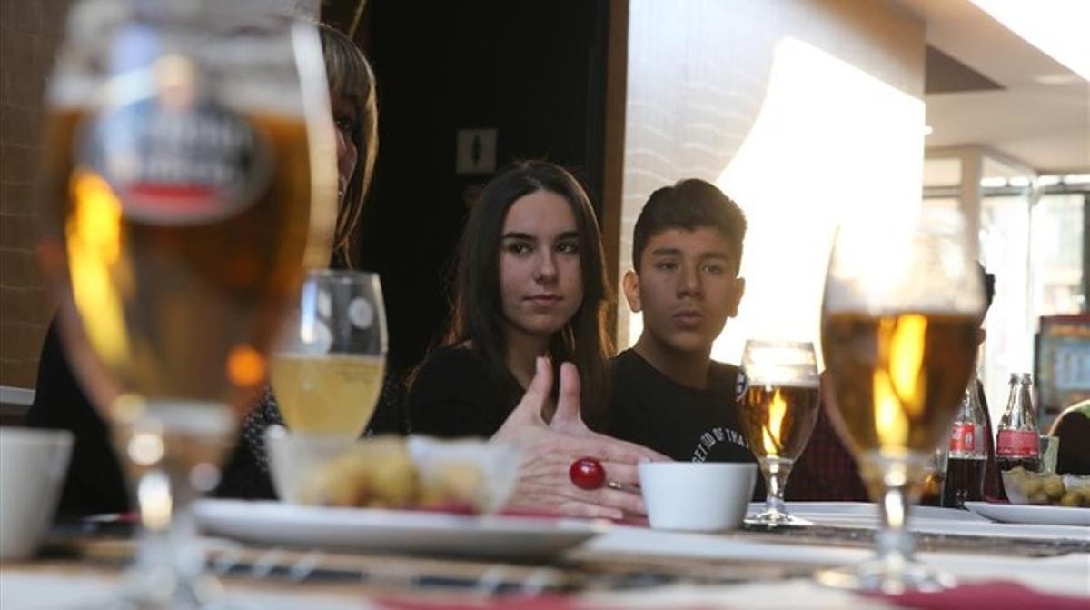 Felipe y María, dos jóvenes de L’Hospitalet, estudiantes de la ESO y de Bachillerato, en el almuerzo con Núria Marín, tras la copa de cerveza.