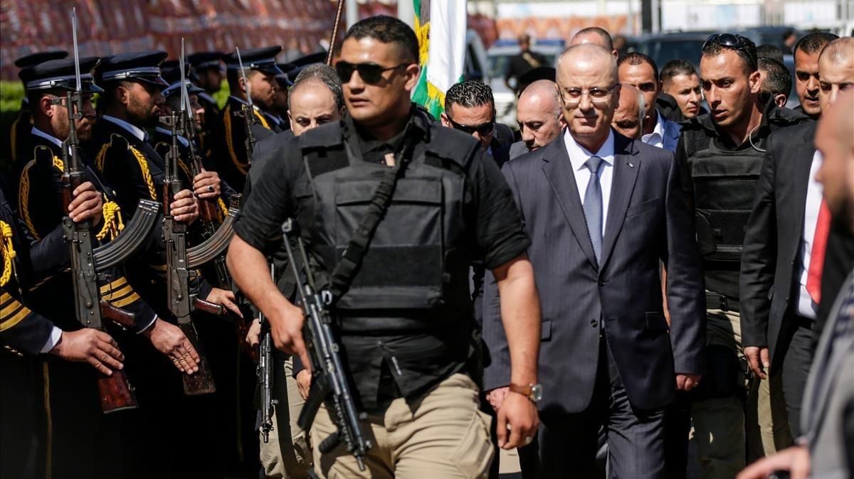 El primer ministro palestino, Rami Hamdala, a su llegada a Gaza tras salir ileso de la explosión que ha afectado al convoy de vehículos en el que viajaba. El primer ministro palestino, Rami Hamdala, a su llegada a Gaza tras salir ileso de la explosión que ha afectado al convoy de vehículos en el que viajaba.